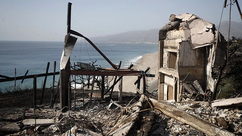 Ein verbranntes Haus am Zuma Beach in der Nähe von Malibu in Kalifornien. Die Feuerwehren Kaliforniens melden mindestens 44 Todesopfer. Es sind damit die schlimmsten Feuer in der Geschichte des US-Bundesstaates. (Mike Nelson/EPA)