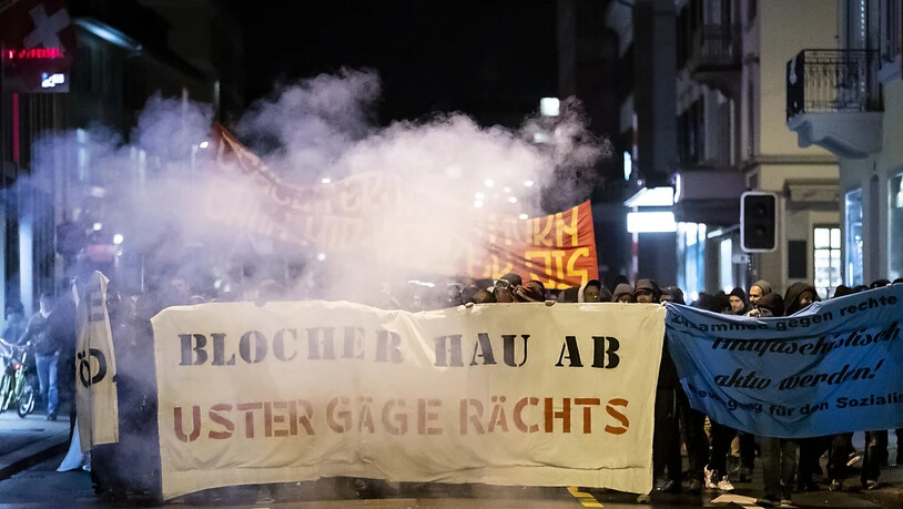 "Blocher hau ab": Die Demonstranten in Uster ZH störten sich vor allem daran, dass Christoph Blocher in seiner Rede zum Landesstreik dem Militär dankte.
