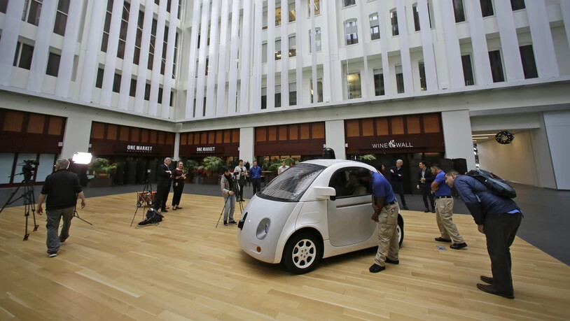 Die Google-Schwesterfirma Waymo bietet im Umkreis der Stadt Phoenix in Arizona bereits seit Monaten testweise Fahrdienste mit seinen Roboterautos an. (Archivbild)