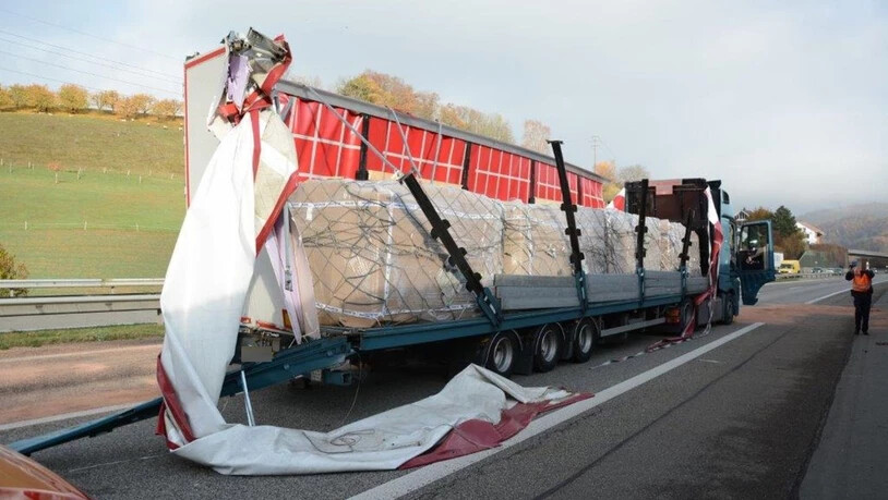 Der Lastwagen hatte im Oberburgtunnel der A2 die Wand touchiert: Der Chauffeur hatte gemäss Polizeiangaben ein medizinisches Problem, er verstarb kurz nach dem Unfall im Spital.