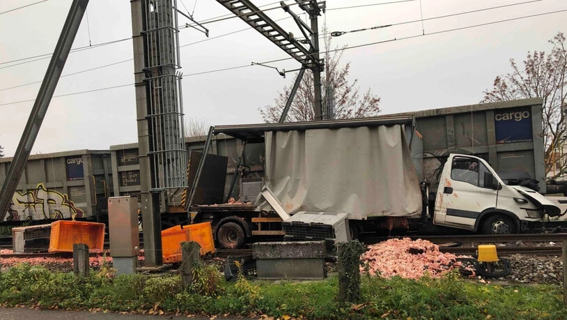 Beim Zusammenprall zwischen Güterzug und Lieferwagen in Staad SG gab es keine Verletzten. (St. Galler Kantonspolizei)