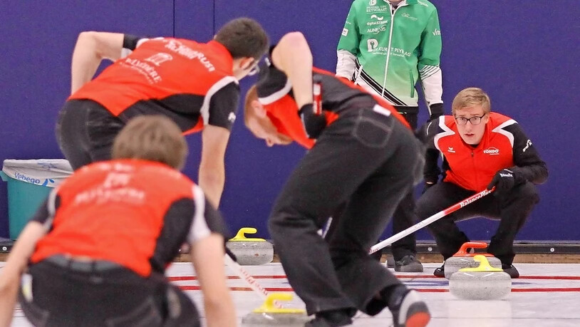 Schwerstarbeit: Die Glarner Jungcurler wählen in Bern alles andere als den leichtesten Weg.