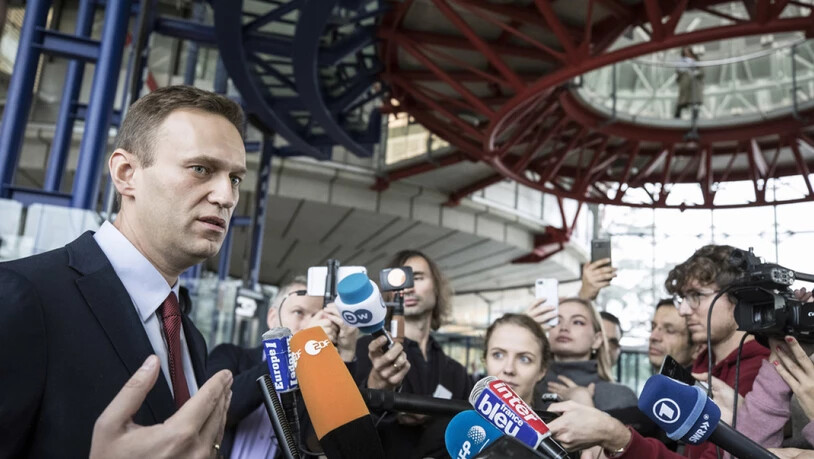 Alexej Nawalny am Donnerstag in Strassburg nach der Urteilsverkündigung vor den Medien.