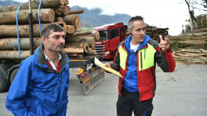 Hannes Jud (links), Präsident der Ortsgemeinde Maseltrangen und Revierförster Reto Bless zeigen das Ausmass der Schäden.