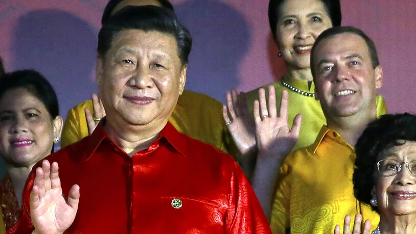 Bildfüllend und schwergewichtig am Apec-Gipfel: der chinesische Staats- und Parteichef Xi Jinping (links im roten Hemd), ganz der wirtschafltichen Bedeutung seines Landes entsprechend. Ebenso angemessen visuell vertreten: der russische Ministerpräsident…