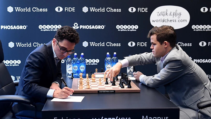 Magnus Carlsen erwidert mit Schwarz die Eröffnung von Fabiano Caruana.