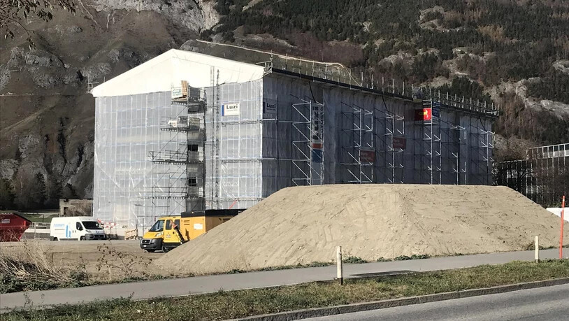 Der Oblamatik-Neubau an der Rossbodenstrasse in Chur ist eingepackt worden.