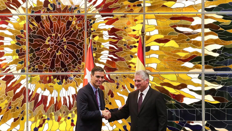 Der spanische Premierminister Pedro Sánchez (links) und Kubas Staatschef Miguel Díaz-Canel haben eine Vereinbarung für die Einrichtung bilateraler Konsultationen unterzeichnet.