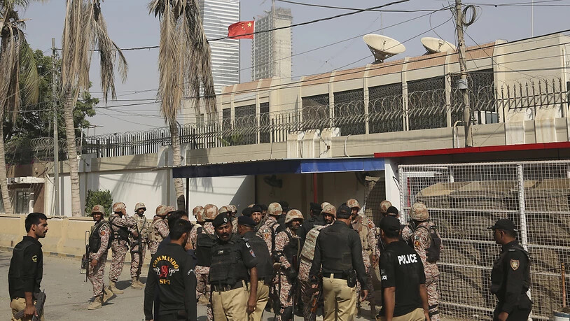 In der südpakistanischen Hafenstadt Karachi sind bei Schüssen auf das chinesische Konsulat zwei Polizisten getötet worden.