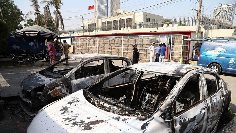 In der südpakistanischen Hafenstadt Karachi sind bei einem Angriff auf das chinesische Konsulat zwei Polizisten, zwei Zivilisten und die drei Angreifer getötet worden.