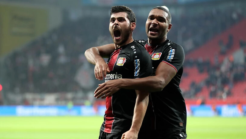 Kevin Volland (links) erzielte gleich beide Tore von Bayer Leverkusen gegen Stuttgart