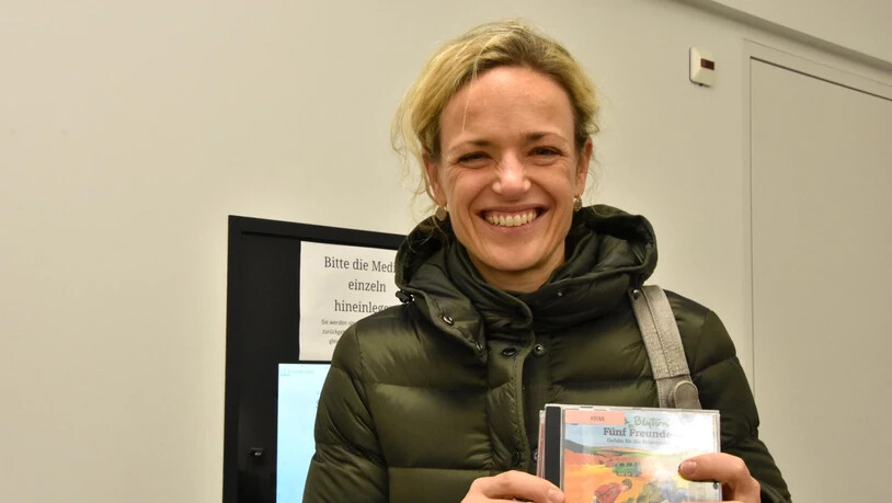 Renate Cadruvi aus Chur schätzt das Angebot der Selbstausleihe. Vor dem Einkaufen bringt sie die Hörbücher ihrer Kinder zurück.