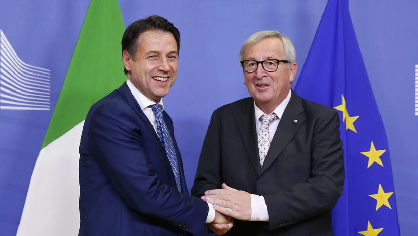 Der italienische Ministerpräsident Giuseppe Conte (links) hofft nach einem Gespräch am Samstagabend mit EU-Kommissionspräsident Jean-Claude Juncker (rechts), dass es nicht zu Sanktionen der EU gegen sein Land kommt.