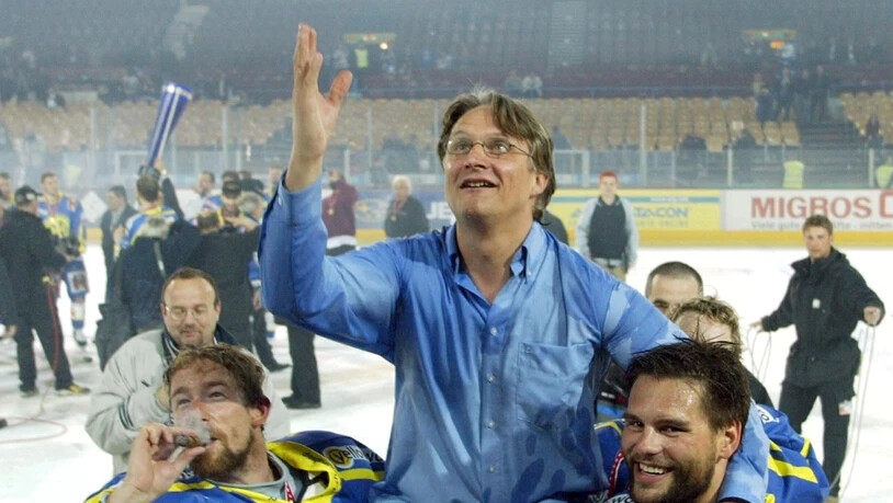 Meisterfeier im Hallenstadion: 2002 führte Arno Del Curto den HC Davos zum ersten von insgesamt sechs Schweizer Meistertiteln
