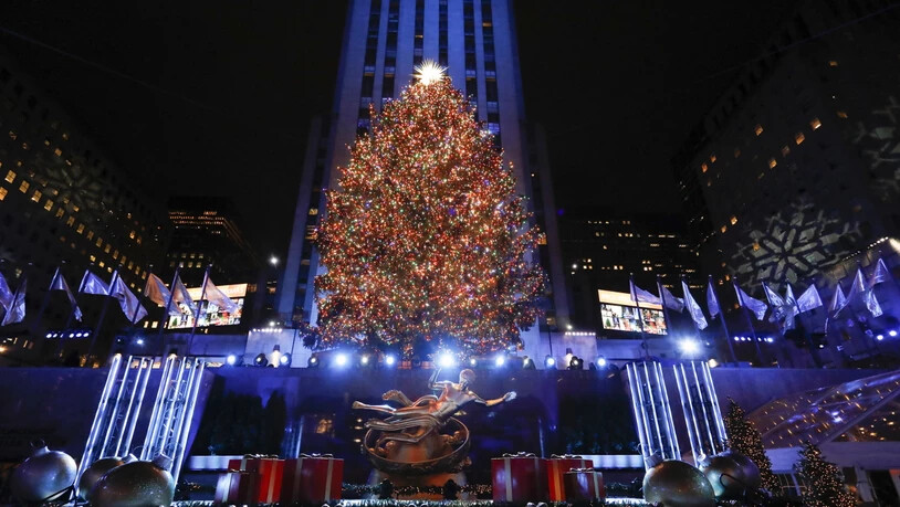 Der Weihnachtsbaum erstrahlt wieder am Rockefeller Center in New York. (Foto: Jason Szenes/EPA)