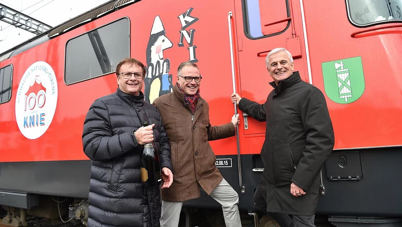Zeit zum Anstossen: Fredy Knie jun., SBB-CEO Andreas Meyer und Franco Knie sen. mit den neuen Loks.