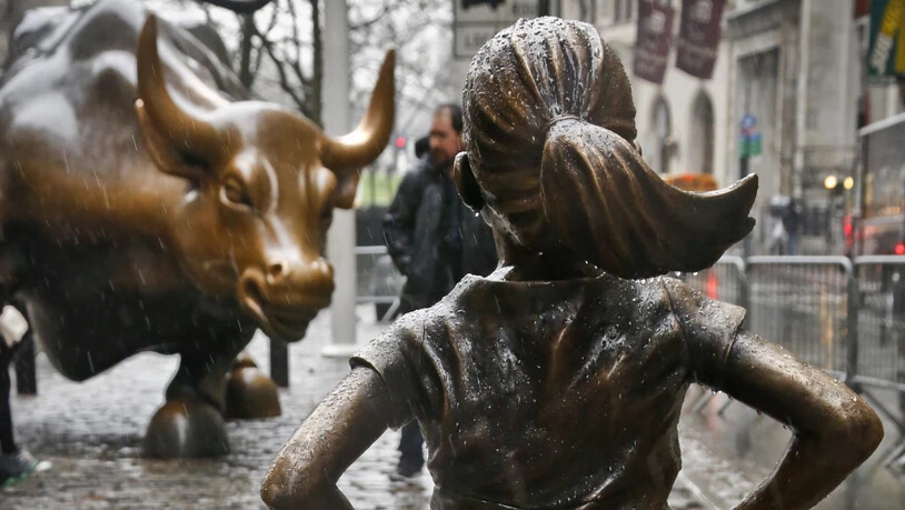 Die Skulptur "Fearless Girl" hat während eineinhalb Jahren dem Bullen vor der New Yorker Börse die Stirn geboten. Jetzt musste das furchtlose Mädchen umziehen. (Archivbild)