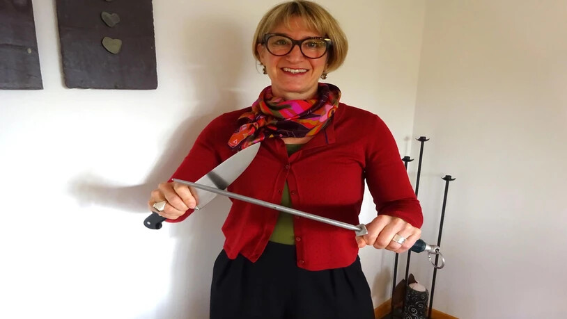 Sie liebt scharfe Messer und manchmal auch scharfe Worte: Seelsorgerin Esther Rüthemann mit ihrem Wetzstahl.Elvira Jäger
