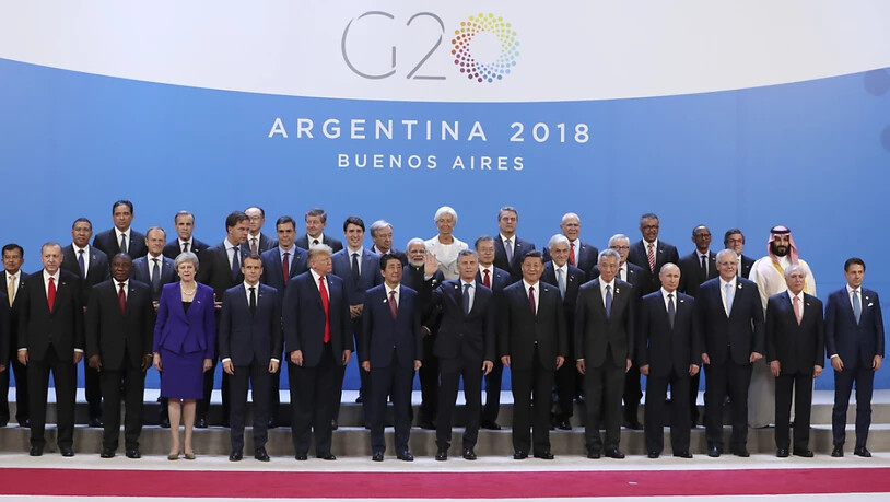 Familienfoto der Staats- und Regierungschef am G20-Gipfel. Argentiniens Präsident Mauricio Macri (Mitte, winkend) rief als Gastgeber angesichts internationaler Spannungen und Konflikte zum Dialog auf.
