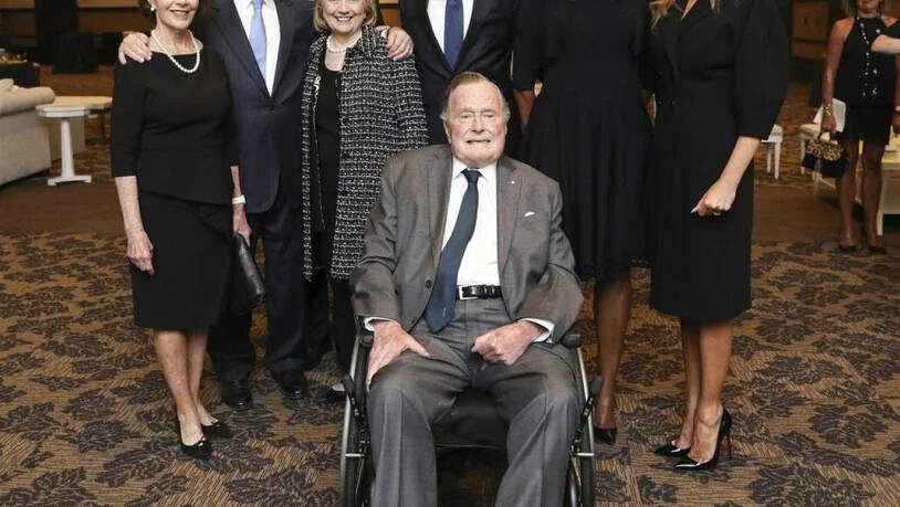Die ehemaligen US-Präsidenten Bill Clinton (3.v.l.) und Barack Obama (hinten Mitte) würdigten ihren verstorbenen Amtsvorgänger George H.W. Bush (vorne Mitte) mit Bewunderung und Dankbarkeit. Das Bild entstand im April 2018 auf der Beerdigungsfeier für…
