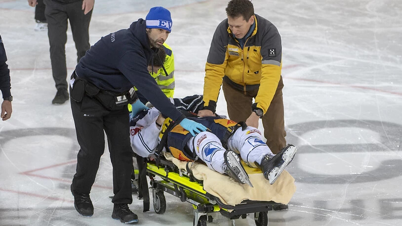 EVZ-Stürmer Carl Klingberg, wurde in Langnau liegend mit einer Halskrause vom Eis geführt