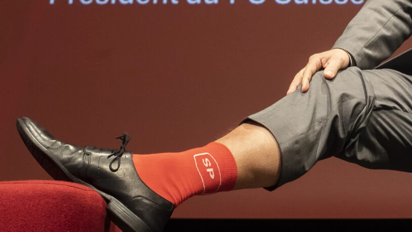 Mit roten Socken ins Wahljahr 2019: Der wiedergewählte SP-Parteipräsident Christian Levrat zeigte den Delegierten am Parteitag seine roten Socken. Er erntete dafür Applaus.