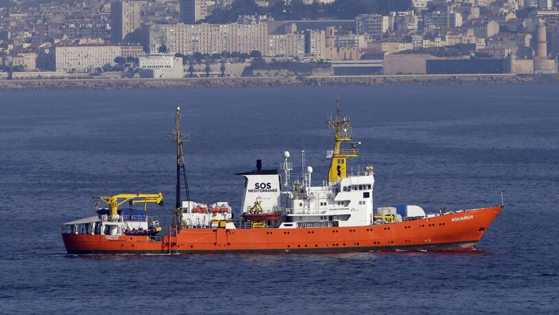 Die "Aquarius" vor Marseille. Der Bundesrat lehnt es ab, das Flüchtlingsrettungsschiff unter Schweizer Flagge fahren zu lassen.