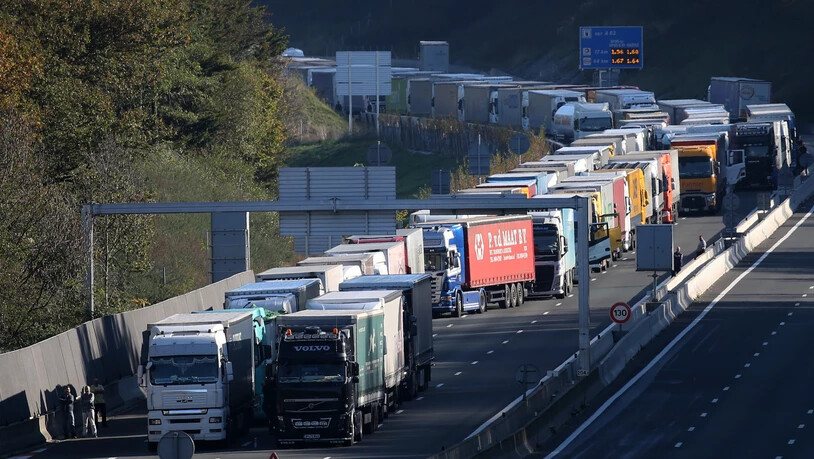 Lastwagen blockieren die Grenze zwischen Frankreich und Spanien. Lastwagenfahrer sollen in Zukunft in der ganzen EU gleiche Löhne erhalten.  (Foto: Bob Edme/AP)