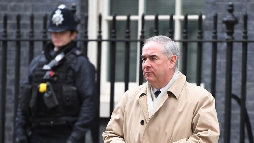 Parlament kann ihn ins Turmzimmer sperren: Der britische Generalstaatsanwalt  Geoffrey Cox nach einem Kabinettstreffen in Downingstreet 10 in London. l