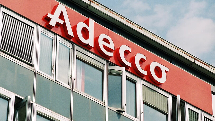 Logo und Gebaeude der Stellenvermittlungsfirma Adecco in Lausanne, aufgenommen am 18. August 1999. (KEYSTONE/Fabrice Coffrini)