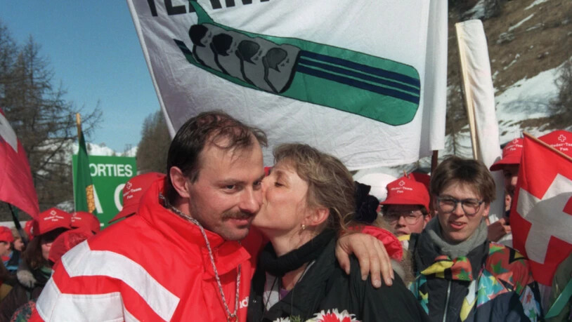 1992 und 1994 gleich zweimal Olympiasieger: Gusti Weder wird in Albertville von seiner Freundin geküsst