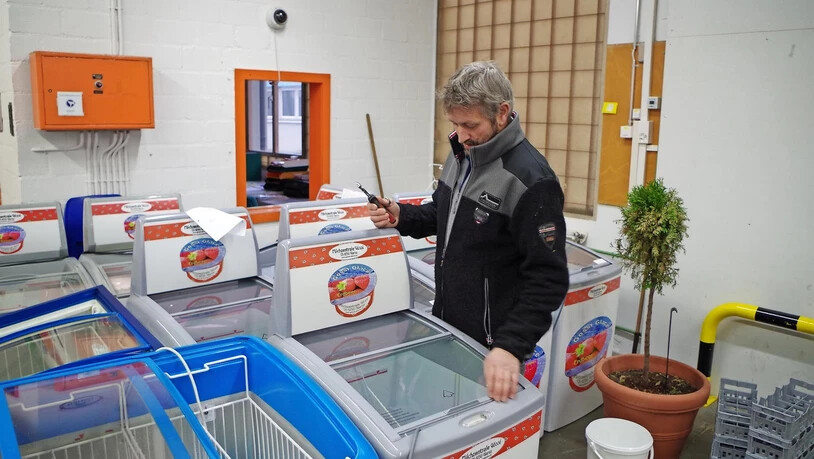 Sepp Gössi zeigt im Tiefkühlraum die eingelagerten Zigerbrote.