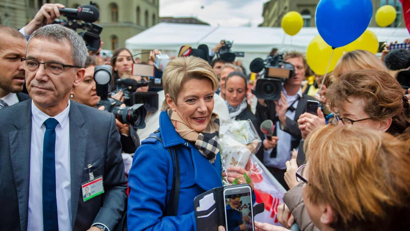 Karin Keller-Sutter lässt sich nach der Wahl in die Landesregierung auf dem Bundesplatz feiern.