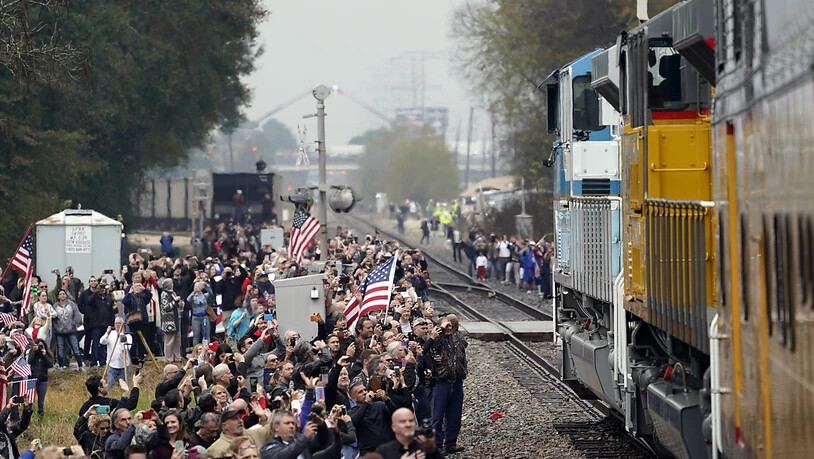 Zahlreiche Menschen säumten die Strecke des Zuges, mit dem der unlängst verstorbene US-Präsident Bush senior am Donnerstag an seine letzte Ruhestätte transportiert wurde.