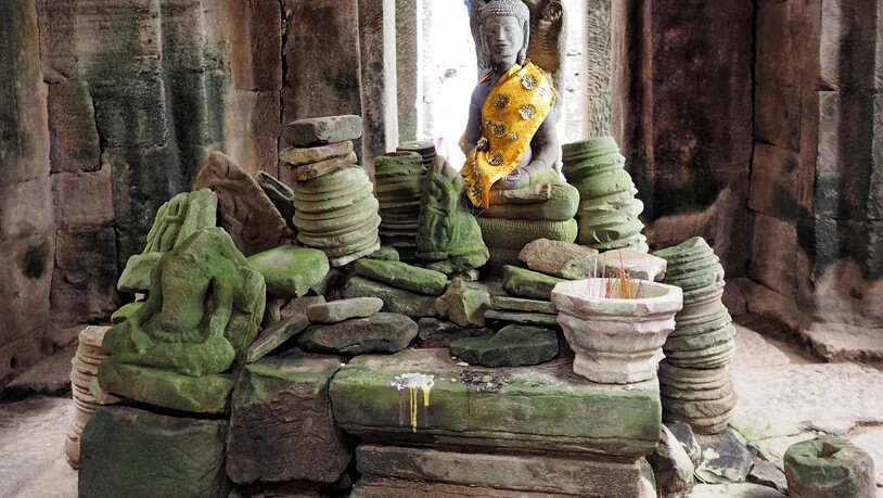 Oft wundern wir uns, dass die Khmer Rouge in Kambodscha keine Tempel beschädigt hat. Sie waren stolz auf ihre Vergangenheit. 