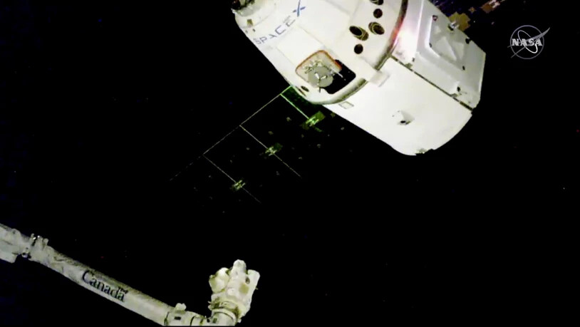 Beladen unter anderem mit Weihnachtsessen hat der private Raumfrachter "Dragon" an der Internationalen Raumstation ISS angedockt. Mit dem Roboterarm der Raumstation wurde die Kapsel eingefangen.