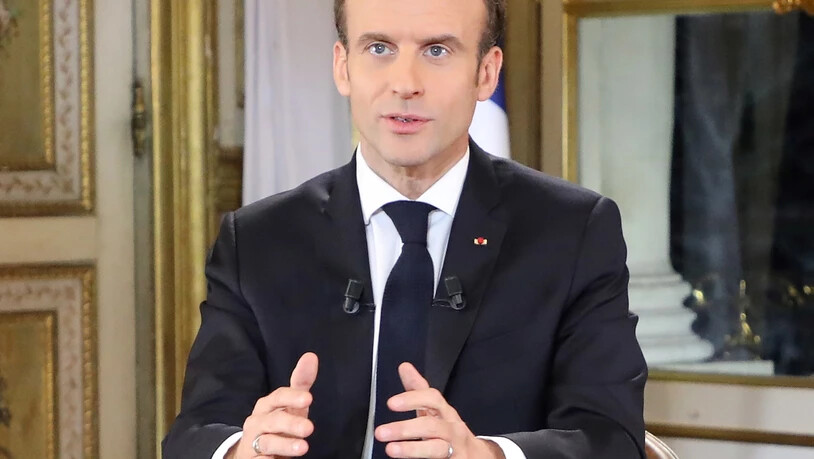 Frankreichs Präsident Emmanuel Macron hat in einer Fernsehansprache gegenüber der Protestbewegung der "Gelbwesten" Zugeständnisse angekündigt.  EPA/LUDOVIC MARIN / POOL MAXPPP OUT