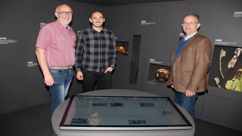 Fritz und Simon Schoch sowie Heinz Lutz von der TSW-Museumskommission (von links)v informieren über das Ortsmuseum. 