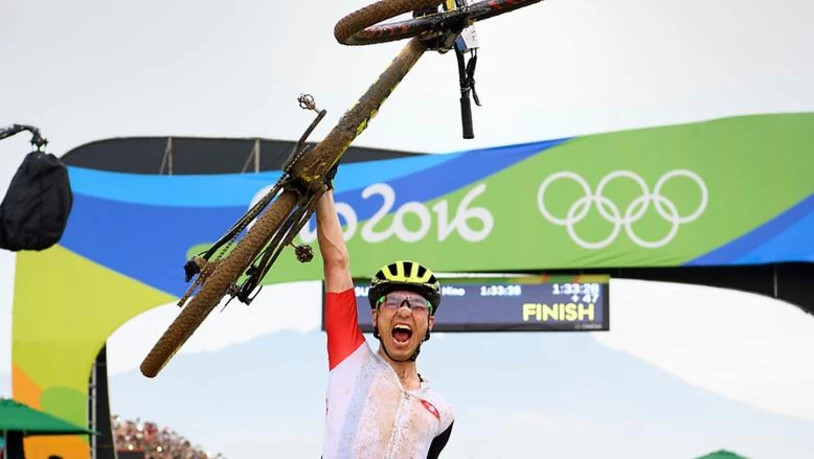 Nach Bronze in Peking und Silber in London fährt Schurter 2016 in Rio zu seinem grössten Triumph und wird Olympiasieger.