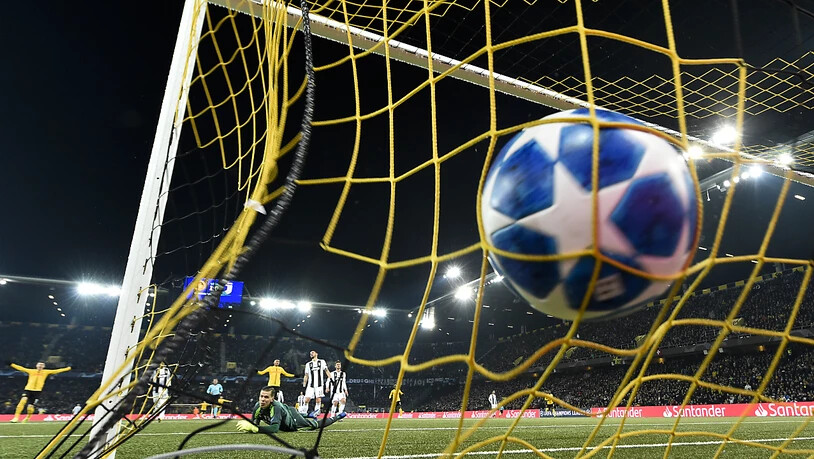 Ein denkwürdiges Tor: So liess Guillaume Hoarau den Ball zum 2:0 gegen Juventus Turin vom Netz auffangen