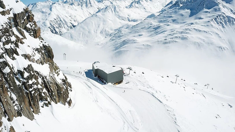 Die zentrale Drehscheibe der neuen Skigebietsverbindung auf dem Schneehüenerstock in tief winterlicher Landschaft.