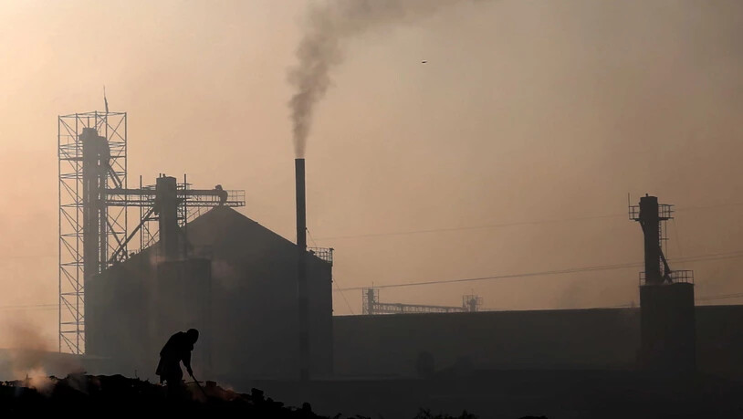 Die Uno-Klimakonferenz zieht sich weiter hin: Rauch aus einer Fabrik in Karatschi, Pakistan. (Symbolbild)