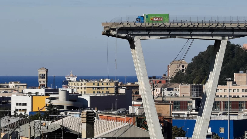 Der letzte verbliebene Lastwagen auf der eingestürzten Morandi-Brücke in Genua ist entfernt, nun wird die Baustelle für den Abriss der Brückenreste eingerichtet. Ziel ist eine komplett neue Brücke bis Ende 2019.