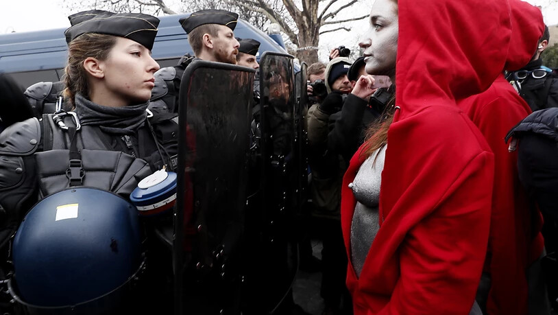 "Gelbwesten"-Protest in Paris - als Marianne verkleidet. Die französische Nationalfigur (rechts) trägt die phrygische Mütze aus der Französischen Revolution und tritt mit unbedeckter Brust auf.