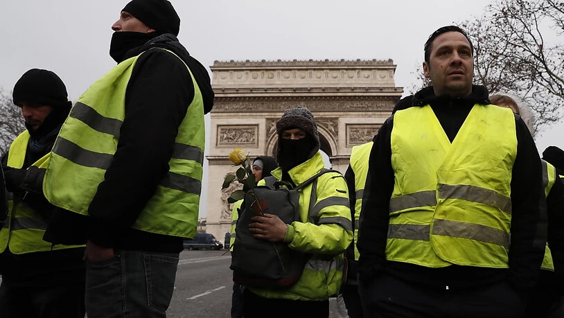 Erste Demonstrierende bereits vor Ort: "Gelbwesten" am Arc de Triomphe auf den Champs Elysees in Paris am Samstagmorgen.