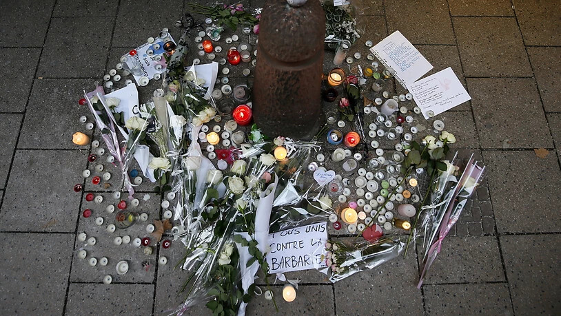In Strassburg ist ein fünftes Opfer des Angriffs auf den Weihnachtsmarkt gestorben. Die Staatsanwaltschaft in Paris teilte mit, der 36-jährige Mann sei seinen Verletzungen erlegen.