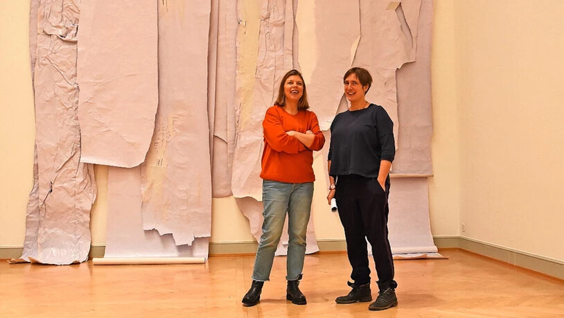 Papierbahnen: Judith Welter (links) mit Katrin Hotz vor deren Arbeit.