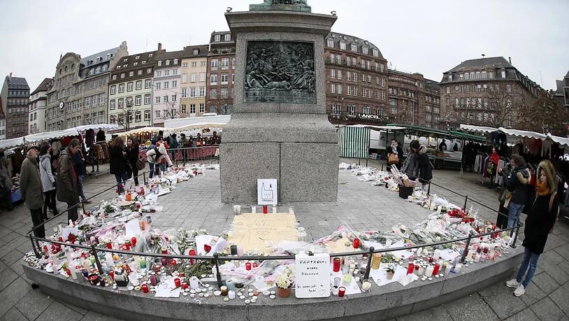 Kerzen, Briefe und Blumen in der Nähe des Strassburger Weihnachtsmarktes erinnern an den Terroranschlag in Strassburg. (Archiv)