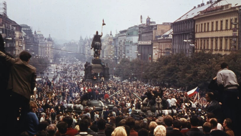 Im August 1968 protestierten Tausende von Menschen in Prag gegen die russische Invasion. 300'000 Menschen verliessen in der Folge das Land. Rund 12'000 fanden in der Schweiz eine neue Heimat. (Archiv)