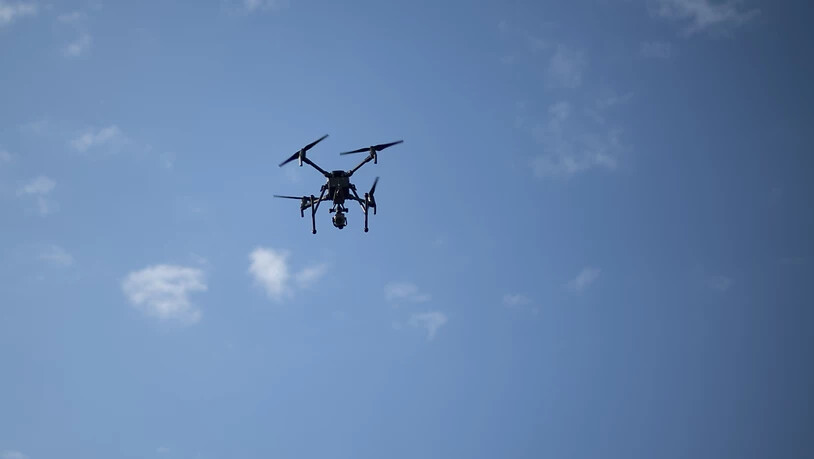 Zwei Drohnen, die am Mittwoch am Flughafen London-Gatwick gesichtet worden, haben den gesamten Flugbetrieb durcheinander gebracht. (Symbolbild)